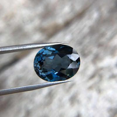 Đá Topaz xanh là một trong những biến thể màu sắc của đá Topaz