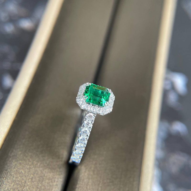 Nhẫn vàng trắng đá Emerald thiên nhiên - Đẳng cấp của quý cô sang trọng
