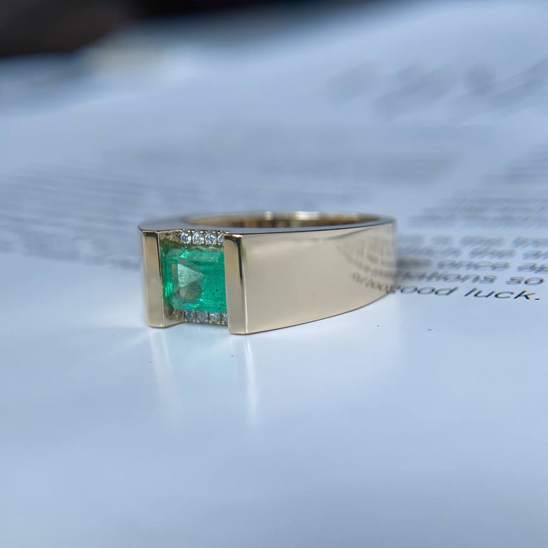 Nhẫn Vàng Đá Emerald Chữ Nhật - Vẻ đẹp của giới thượng lưu