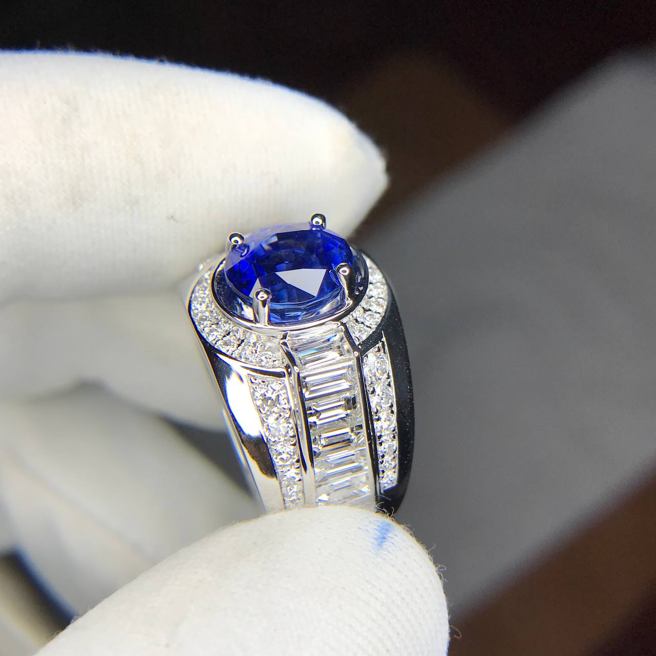 Nhẫn vàng trắng đá chủ Sapphire xanh 