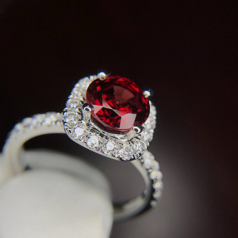 Nhẫn vàng trắng đá Garnet Đỏ - Vẻ đẹp của sự sang trọng và quý phái