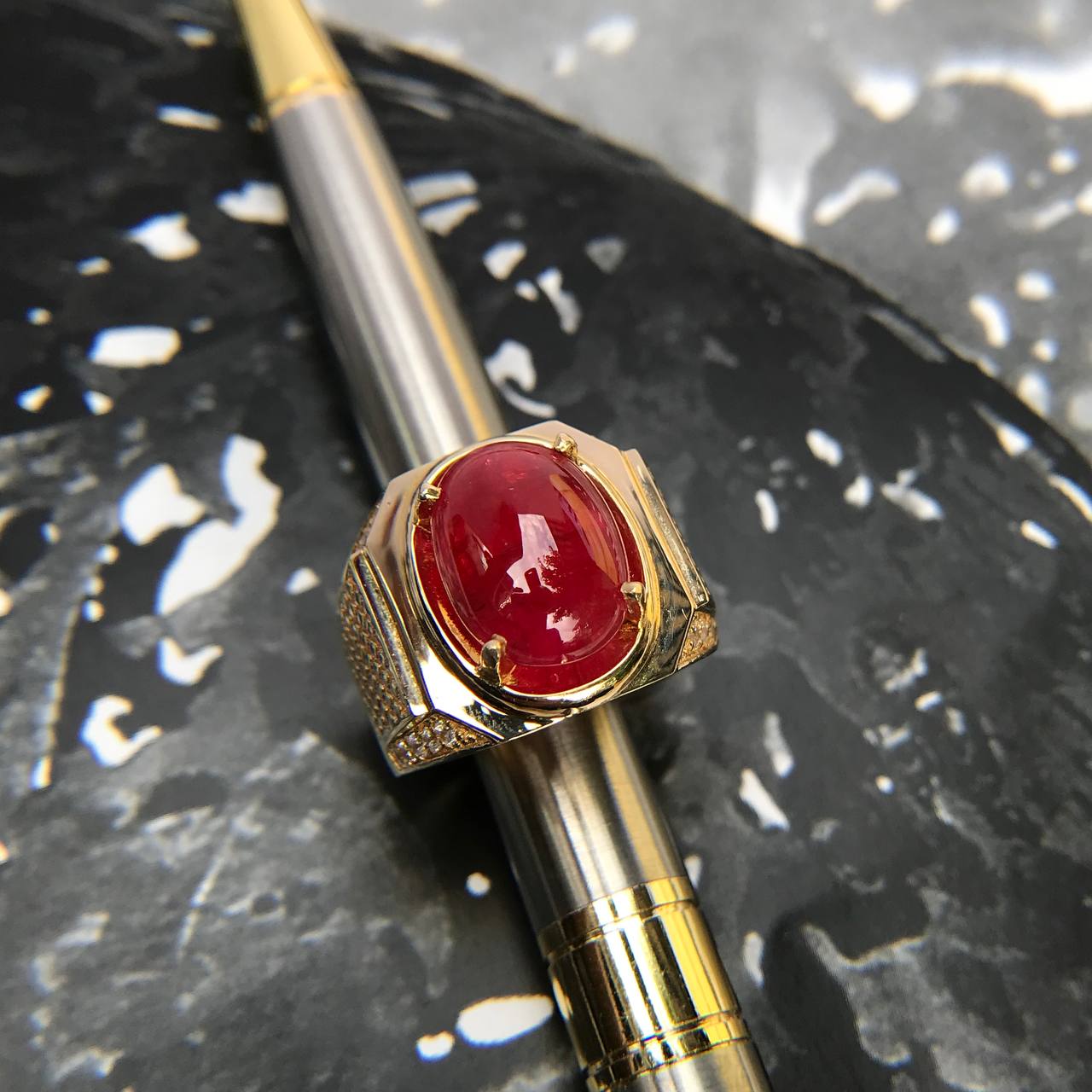 Nhẫn Vàng 14k Đá Chủ Ruby Cabochon Đỏ, Đá tấm kim cương thiên nhiên.